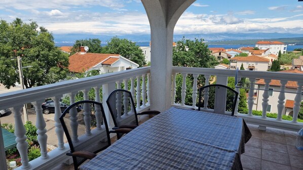 Shared terrace with room no. 3 with a sea view

