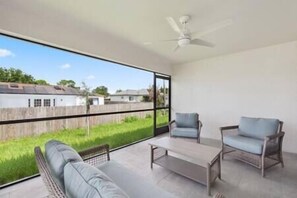 Screened-in lanai / outdoor patio