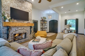 Living Room | Gas Fireplace | Central A/C & Heating