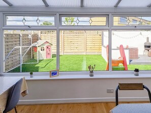 Sun room | Cosy Cotswolds House, Cheltenham