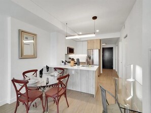 Downtown Phoenix Phoenix 1 Bedroom Dining Room