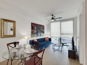 Downtown Phoenix Phoenix 1 Bedroom Dining Room