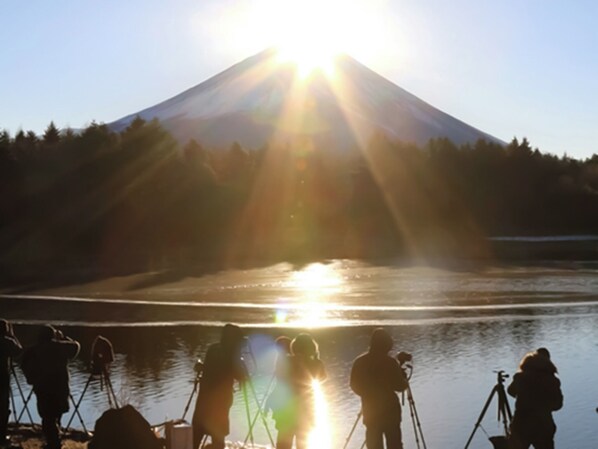 ・[Mt. Fuji] If the timing is right, you can take pictures of the beautiful Diamond Fuji in front of the hotel.