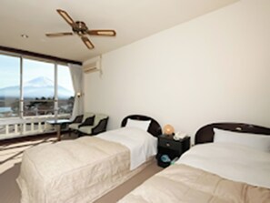 ・[Western-style twin room example] You can relax while looking at Mt. Fuji.