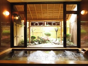 ・[Ancient cypress bath] Relax with the scent of cypress, facing the Japanese garden. Please heal your daily fatigue