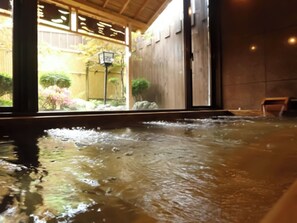 ・[Ancient cypress bath] Relax with the scent of cypress, facing the Japanese garden. Please heal your daily fatigue