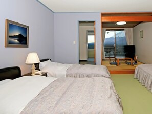 ・[Example of a special Japanese-Western room (small)] You can see the view of Mt. Fuji and Lake Shoji from the window.