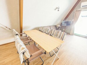 ・[Cottage B] A dining table that seats 4 people is installed. Enjoy your meal in a relaxed manner