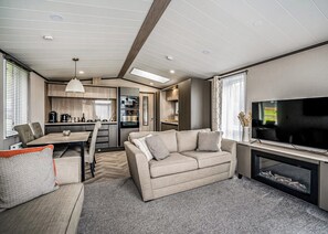 Sycamore Lodge VIP Hot Tub and Pet Friendly - The Astbury Golf and Lodge Resort, Bridgnorth