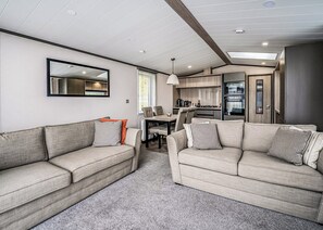 Sycamore Lodge VIP Hot Tub and Pet Friendly - The Astbury Golf and Lodge Resort, Bridgnorth