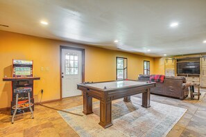 Game Room | Basement | Queen Sleeper Sofa | Smart TV