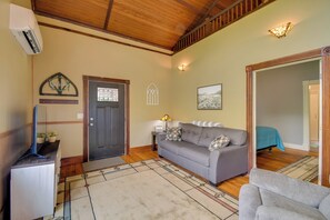 Living Room | Flat-Screen TV w/ Cable | Single-Story Unit