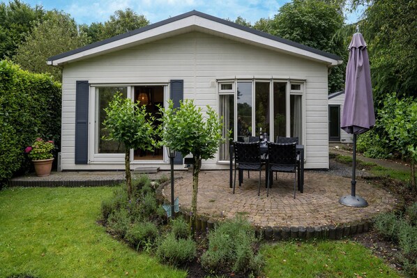 Stugans exteriör [sommar]