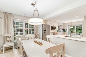 Dining Area Seats 6