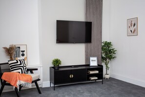  Enjoy your favorite shows on the flat-screen TV, perfectly positioned for your viewing pleasure.