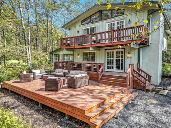 Inviting Outdoor Patio with Stylish Table and Chairs – Perfect for Relaxation and Outdoor Dining