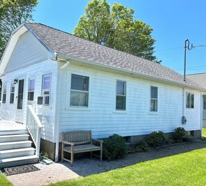 SouthWind Cottage - from fenced front yard