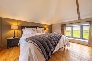 The Coach House (Happisburgh): Both bedrooms have 6ft super-king beds, Smart televisions and wonderful country views