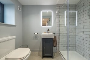 The Coach House (Happisburgh): There are two spacious shower rooms