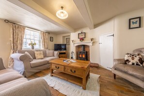 Skeet Cottage, Burnham Market: Enjoy a cosy evening by the fire