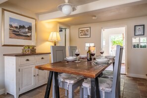 Skeet Cottage, Burnham Market: The dining hall welcomes your arrival