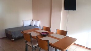 Bed,Dining area,TV and multimedia