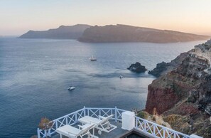 Dazzling Santorini Suite | Mars Suite | 1 Bedroom | Min. Children Age: 12 Years | Spacious Shared Sun Terrace and Swimming Pool with Breathtaking Caldera View | Oia