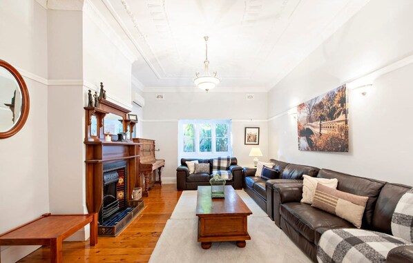 Kilbirnie | Stroll to CBD, Heritage, Sleeps 10
