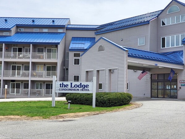 Lodge at Lincoln Station main entry