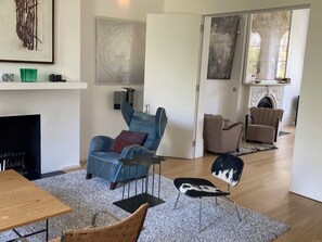Sittign room adjoined but also with doors to kitchen