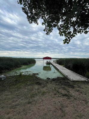 The lake is small and shallow, which causes a lot of algae and weeds :(