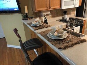 TV viewable from bar dining