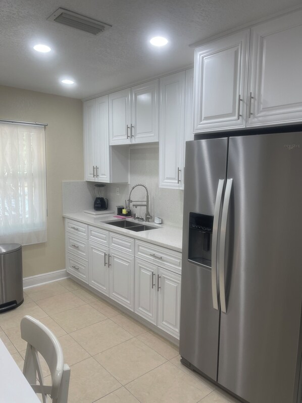 Full kitchen