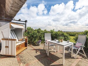 Kleine Terrasse mit Blick über beide Meere