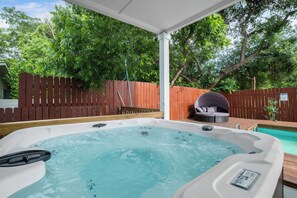 Hot tub (costs extra)