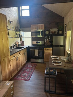 Fully stocked, kitchen. Just bring your food!! Spices and olive oil provided.