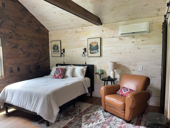 Cozy cabin, queen bed, full kitchen and bathroom.