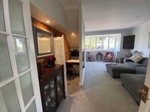 A small separate work area is available in teh sittign room. 