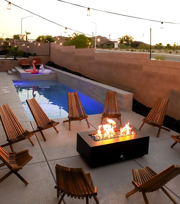 Gather around the firepit for a perfect night of laughter, stories & stargazing.