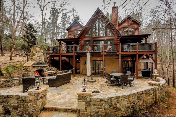 Cozy 5 Bedroom Cabin on Lake Adger with hot tub
