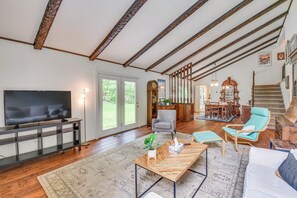 Living Room | 2nd Floor | Smart TV | Free WiFi | Fireplace Not Available