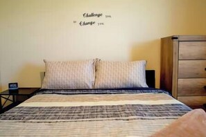 Full-size bed (sleeps 2) (1)