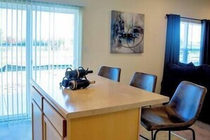 Eat-in Island with fully equipped kitchen