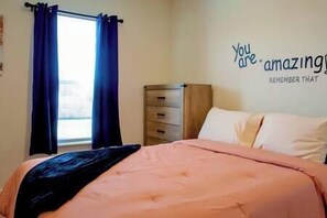 Full-size bed (sleeps 2) (2)
