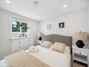 Bedroom 1: Queen Bed, Clean Linen Set, Fresh Towels, Dresser, Telescope, Blinds 