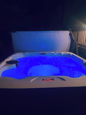 Hot Tub w/ night light show!