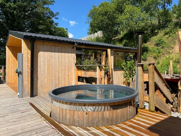 Outdoor spa tub