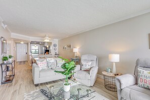 Living Room | Free WiFi | Central Heating & A/C | Smart TV