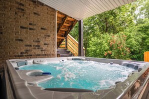 7 person Luxurious Hot Tub