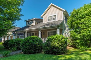 Cotton Creek Cottage is ideally located in a quiet neighborhood less than 5 minutes from downtown Black Mountain!